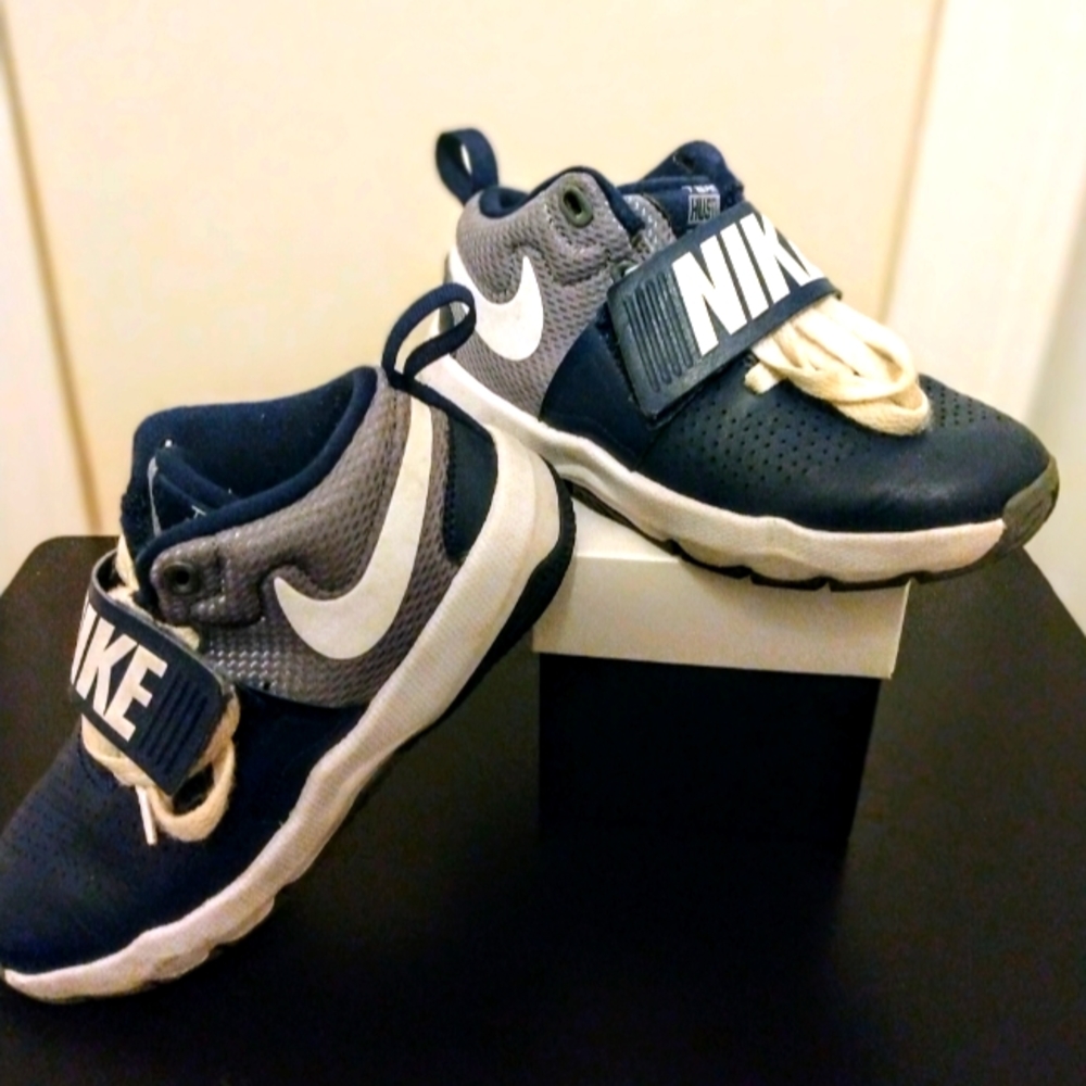 COPY - SAVAGE MIJO- Nike basketball shoes Team Hustle style. Size 13C
